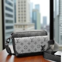 شنطة كتف من لويس فيتون