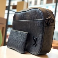 شنطة كتف لويس فيتون بالإضافة لمحفظة صغيرة