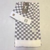 آيس كاب وشال لويس فيتون