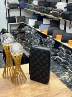 لويس زهور أسود ورمادي