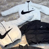 جاكيت دبل فيس من نايك أبيض