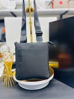 شنطة كتف من كالفن كلاين