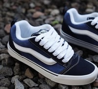 ‎‏ vans knu skool navy white