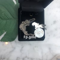 بروش صدف الحصان مطلي فضه المقاس الوسط مع تعليقه ال...