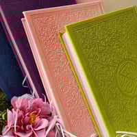 مصحف ملون فاخر بغلاف جلدي مزخرف – بدون تفسير