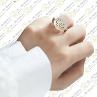 خاتم ملكي - بالاسم مرصع باثنين فصوص من الزركون الب...