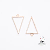 366 - تعليقة شكل مثلث لون ذهبي