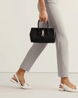 شنطة نسائية لإطلالتك العملية بلون أسود