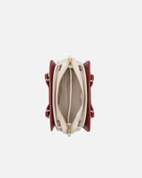 شنطة مميزة بتفاصيل أنيقة باللونين العودي والأبيض