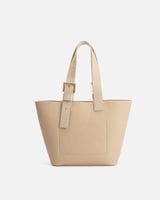 شنطة بتصميم واسع تكفي لأغراضك بلون بيج