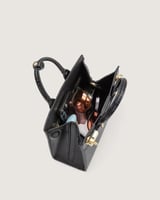 شنطة شمس النسائية جلد بلون أسود