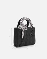 شنطة نسائية بتصميم هندسي صغيرة بلون أسود