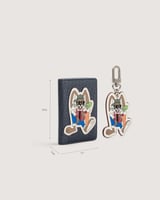 محفظة وميدالية من الجلد بلون أزرق