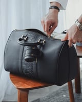 شنطة للجنسين بتصميم أنيق بلون أسود