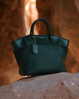 شنطة نسائية بحجم متوسط بلون أخضر