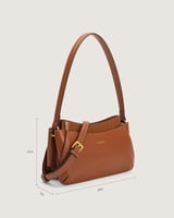 شنطة متوسطة الحجم بلونها البني المميز