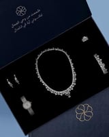 بوكس يحتوي على طقم اكسسوار وساعة باللون الفضي اللا...