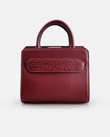 شنطة بمقاس واسع باللون العودي.