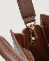 شنطة ورد النسائية جلد بلون بني