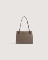 ‎ شنطة بلون بني بحجم كبير لكل الأوقات