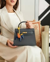 شنطة بلون أزرق بحجم متوسط لكل يوم