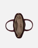 شنطة نسائية بتصميم واسع بلون عودي