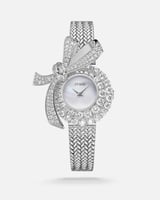 ساعة بتصميم ملفت وجذاب باللون الفضي