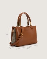 شنطة نسائية من الجلد باللون البني