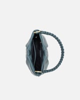 شنطة نسائية بلون أزرق تناسب اطلالتك في كل الأوقات