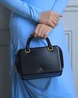 شنطة نسائية بتصميم أنيق بلون أسود