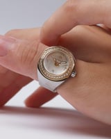 ساعة الخاتم النسائية بتصميم ملفت بلون ذهبي وفضي