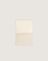 محفظة من الجلد المنقوش بلون أبيض