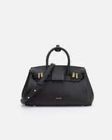 شنطة بحجم كبير بلون أسود