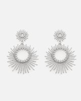 حلق نسائي ملفت باللون الفضي