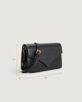 شنطة بحجمها المتوسط وباللون الأسود.