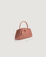 شنطة بلون وردي بحجم متوسط لكل يوم.