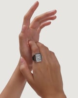 ساعة الخاتم بتصميم مبتكر بلون فضي