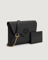 ‎ شنطة نسائية بتصميم عصري بلون أسود.