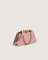 شنطة نسائية بتصميم عصري بلون وردي.