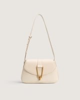 شنطة بلون أبيض بحجم كبير لكل الأوقات.