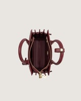 شنطة نسائية متوسطة الحجم بلون عودي.