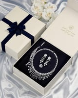 طقم نسائي فاخر باللون الفضي