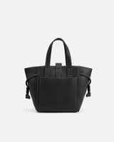 شنطة بحجم صغير ومناسب باللون الأسود