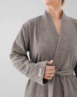 روب استحمام جذاب باللون الرمادي