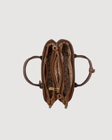 شنطة نسائية بتصميم عملي بلون بني