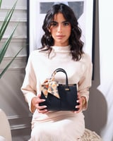 شنطة نسائية بتصميم كلاسيك بلون أسود