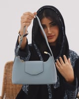 شنطة نسائية متوسطة الحجم بلون أزرق فاتح