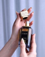 طقم نسائي ساعة بلون فضي وعطر فاخر