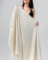 منشفة للشاطىء بلون أبيض وذهبي