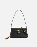 شنطة تكمل جمال إطلالتك اليومية بلون أسود